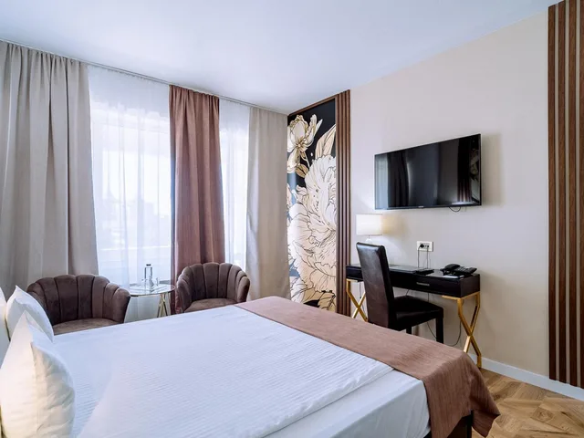 Deluxe, King Bed, River View, Continental Forum Oradea 7/10