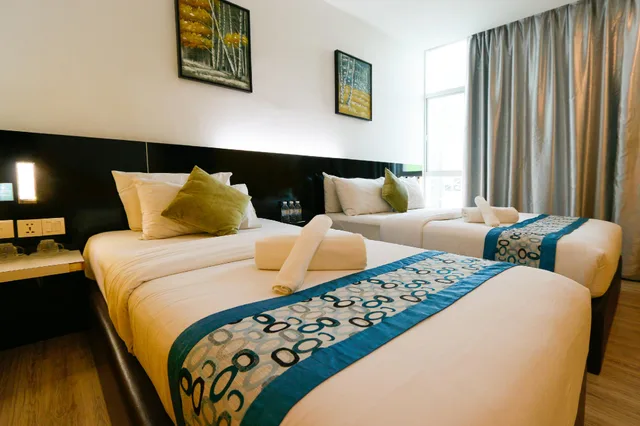 غرفة ديلوكس ثلاثية بسرير كوين وسرير فردي، Swing & Pillows at Golden Roof Hotel Ampang, Ipoh 1/2