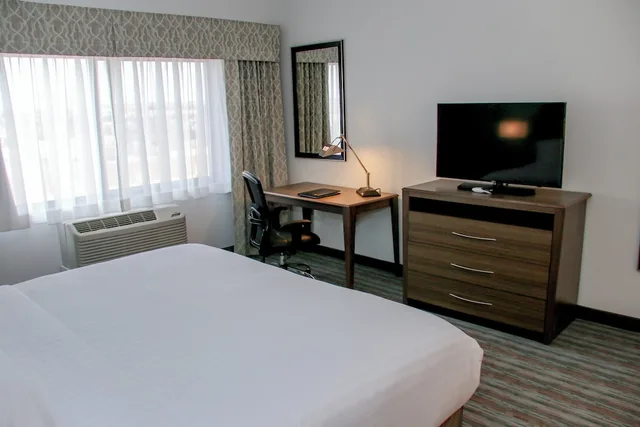 غرفة قياسية بسرير كينج لذوي الإعاقة، Holiday Inn Hotel Suites Denver Tech Center Centennial 4/7