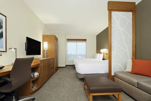 غرفة بسريرين كوين مع أريكة بحوض استحمام لذوي الإعاقة، HYATT PLACE HOUSTON NW VINTAGE PARK 3/4