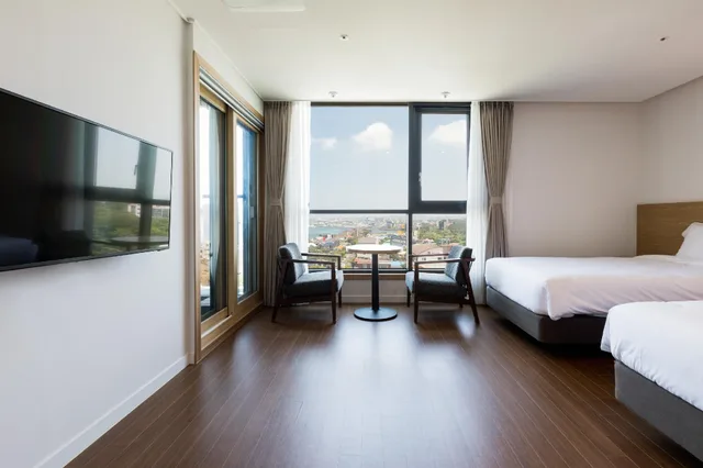غرفة ديلوكس بسرير مزدوج وسرير فردي بإطلالة على البحر، Lemain Hotel 2/3