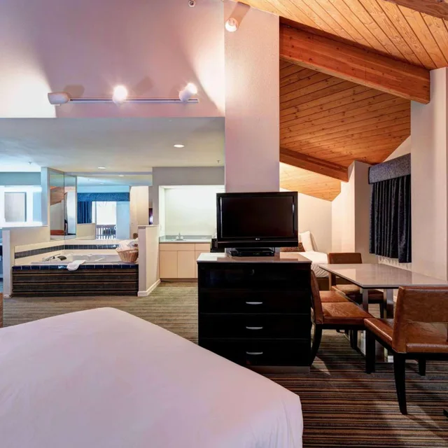 جناح بسرير كينج بشرفة، Surestay Plus Hotel By Best Western Redding 4/7