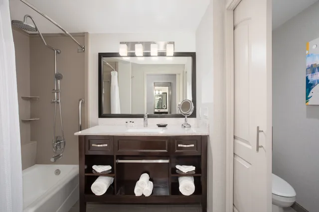 غرفة قياسية بسرير كينج، Crowne Plaza Costa Mesa Orange County 3/5