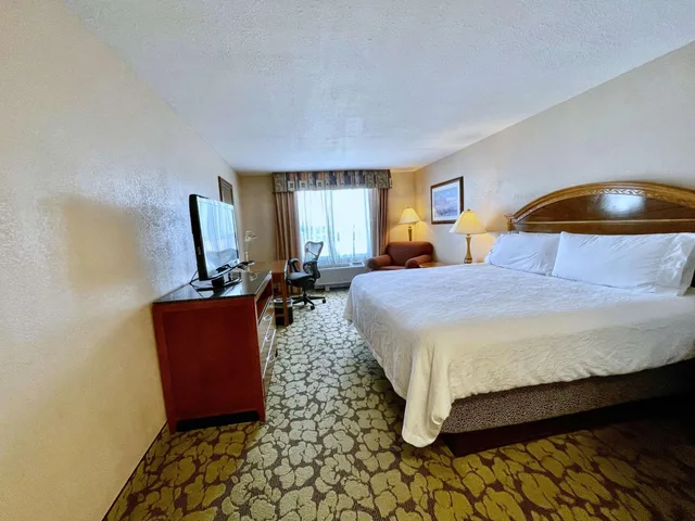 غرفة بسرير كينج بجاكوزي، ACP Hotel Houston Westchase, MOD Collection by Sonesta 5/10