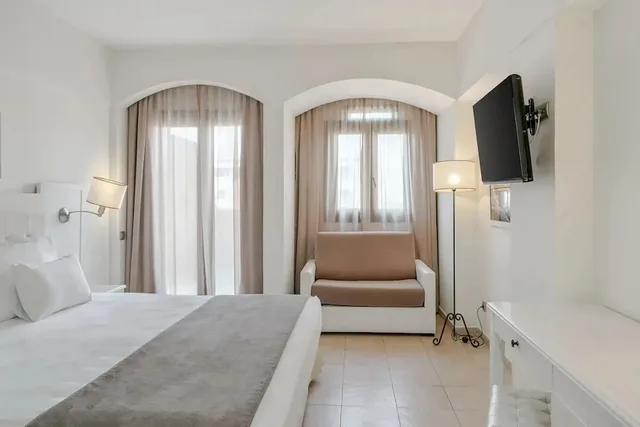 غرفة بسريرين منفصلين بإطلالة جزئية على البحر مع أريكة، Vila Gale Isla Canela 2/10