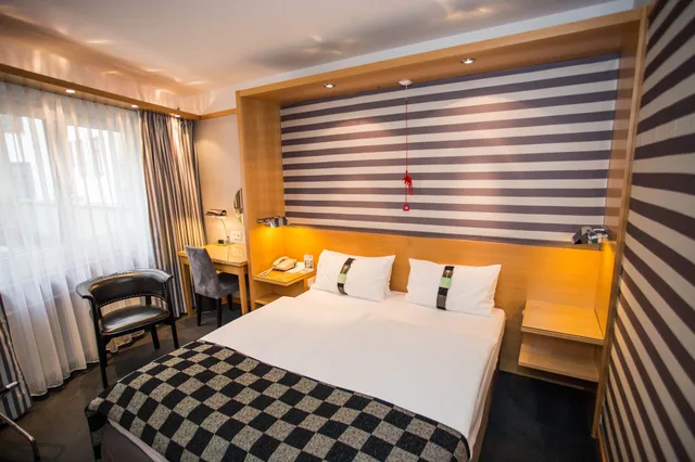 غرفة بسرير كوين بإطلالة على الفناء لذوي الإعاقة، HOLIDAY INN VIENNA CITY 1/6