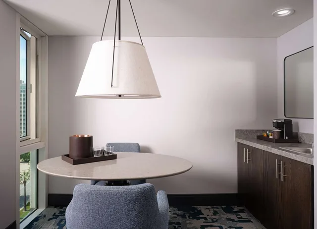 جناح سيغنتشر بسرير كينج، Hilton San Jose 1/2