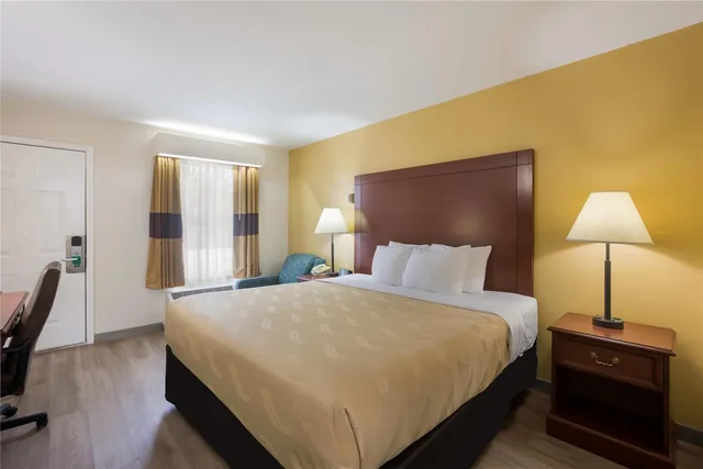 غرفة بسرير كينج للمدخنين لذوي الإعاقة، Quality Inn & Suites Greensboro near Lake Oconee 1/5