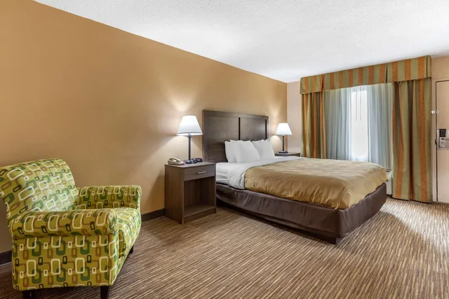 غرفة بسرير كينج لذوي الإعاقة، Quality Inn And Suites Hanes Mall 1/3