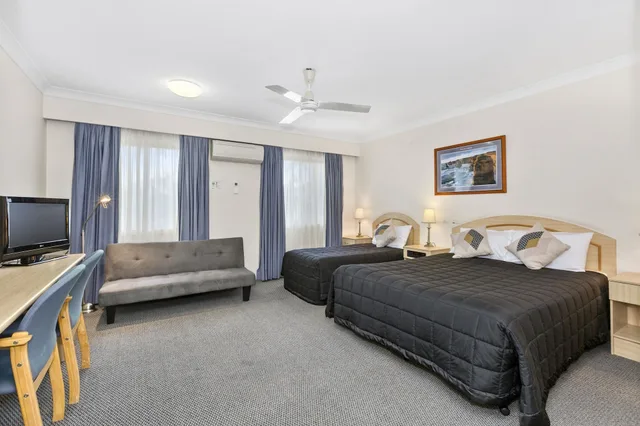 Standard, 1 Queen and 1 Single Bed, Comfort Inn Centrepoint 2/7