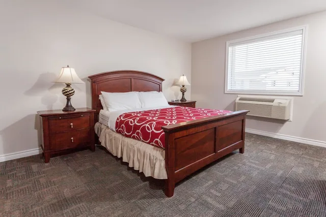 جناح بسرير كوين بجاكوزي، Super 8 By Wyndham Kirkland Lake 2/6