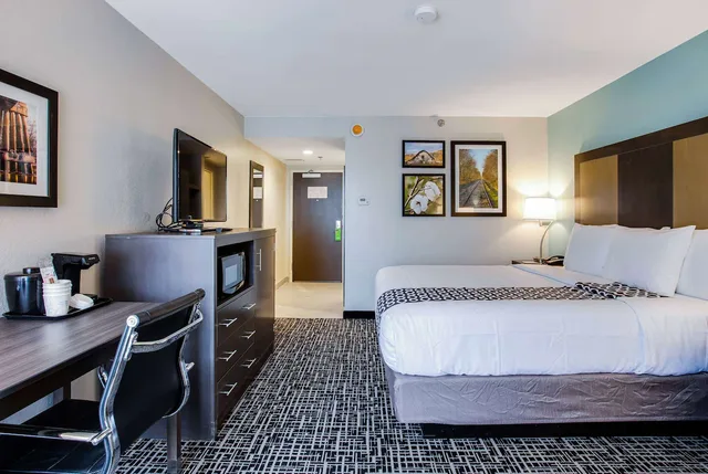 جناح بسرير كينج، La Quinta Inn and Suites by Wyndham Jonesboro 1/5