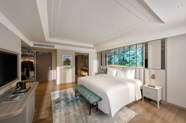 Signature, Suite, King Bed, Partial Lake View، La Siesta Premium Lakeside 3/7