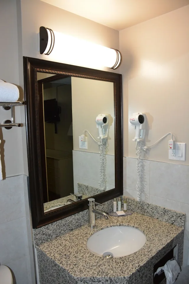 غرفة بسريرين مزدوجين، Travelodge by Wyndham Lethbridge 5/6