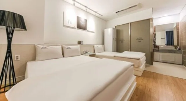 غرفة بريميوم بسرير كوين وسرير فردي، Hotel Insomnia 4/10