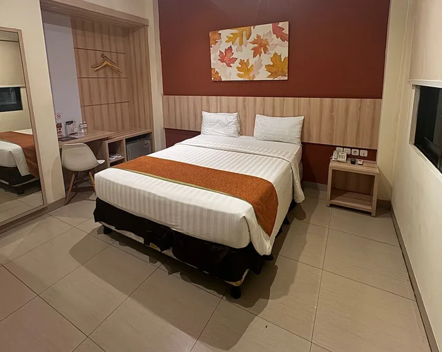 Deluxe, Queen Bed, D'Bamboo Suites 8/10