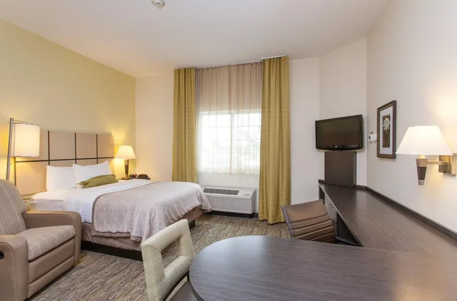 جناح بسرير كينج بغرفة نوم واحدة مع أريكة، CANDLEWOOD SUITES SAN MARCOS 3/10