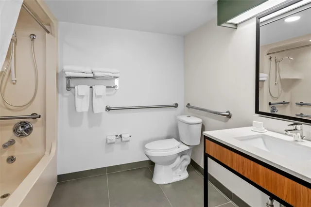 غرفة بسرير كينج بحوض استحمام لذوي الإعاقة، Spark by Hilton Lynchburg - University Area & Hwy 460 4/5
