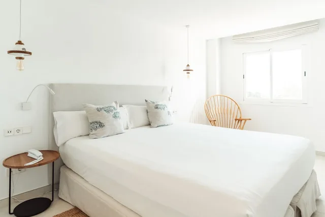 غرفة جونيور بسرير كوين بإطلالة على البحر مع أريكة، Hotel Boutique & Spa Las Mimosas Ibiza Elite Collection by Mambos Ibiza 1/4