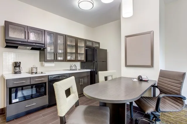 غرفة بسرير كوين لذوي الإعاقة، Candlewood Suites East Syracuse - Carrier Circle 3/3