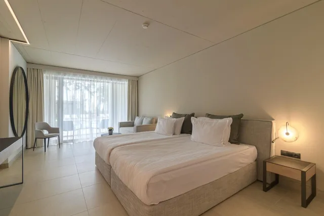 غرفة عائلية بسرير فردي بإطلالة على المسبح بشرفة، Ensana Aquahouse Health Spa Hotel 1/7