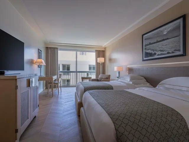 غرفة تنفيذية بسرير كينج بإطلالة على المدينة، Movenpick Hotel Beirut 1/8