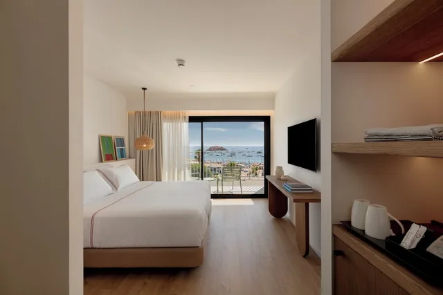 غرفة كومفورت بسرير مزدوج أو سريرين منفصلين بإطلالة على البحر بشرفة، Elisabeth by the Sea Hotel 2/4