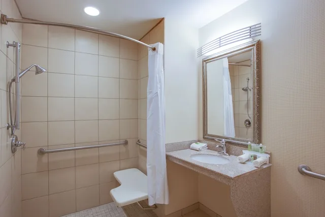 جناح بسرير كينج لذوي الإعاقة، Holiday Inn Express Hotel Suites Greensboro East 2/2