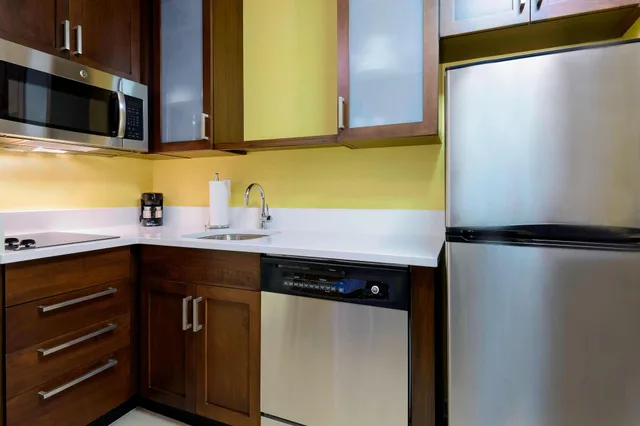 جناح بسريرين كوين بغرفة نوم واحدة مع أريكة، Residence Inn Fort Myers at I-75 and Gulf Coast Town Center 6/6