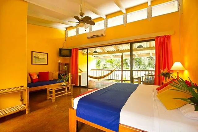 غرفة سوبيريور بسرير كينج وسرير فردي بشرفة بإطلالة جزئية على البحر، Villas Del Caribe 4/5