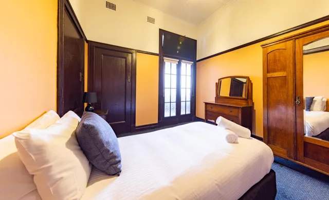 غرفة مفردة بحمام خاص، Strathfield Hotel 2/3