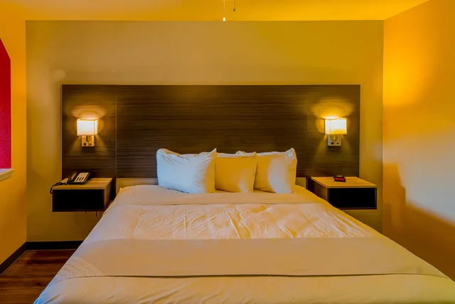 غرفة بسرير كينج، Oyo Hotel Yoakum West 1/5