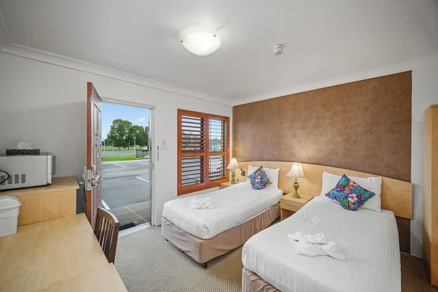 Room, Twin Beds, Country Plaza Motel Taree 2/10
