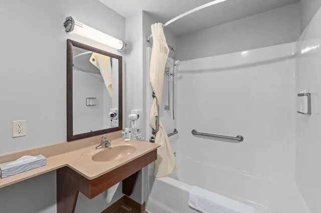 Room, Queen Bed, Accessible, MainStay Suites Spokane Valley, WA 5/8