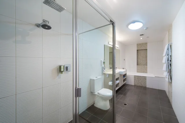 2 Bedrooms, Back, Apartment, 1 Queen and 3 Single Beds، HYDE PARK INN 4/4