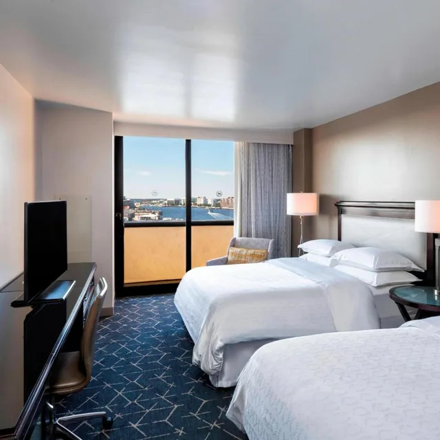 غرفة بسريرين كوين بإطلالة على المرفأ مع دخول صالة النادي، Sheraton Norfolk Waterside 4/6