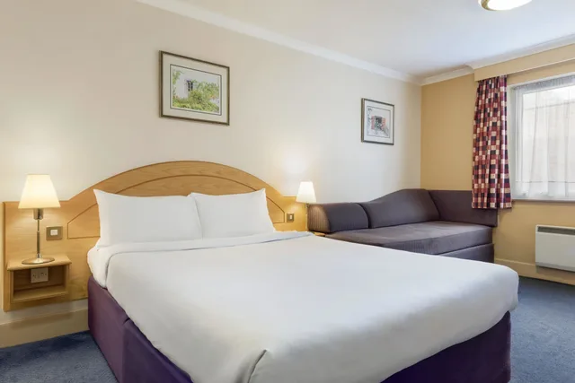غرفة بسرير مزدوج وسرير فردي، Days Inn by Wyndham Watford Gap 1/4