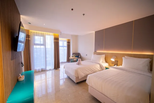 Superior, Queen Bed, with Pool، Pentacity Hotel Balikpapan 2/4
