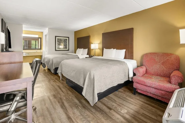 غرفة بسريرين كوين، Quality Inn Columbus near Fort Benning 2/4