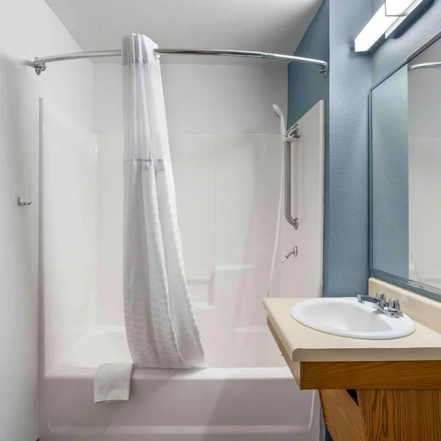 غرفة بسرير كوين مع أريكة، WoodSpring Suites Deerfield Beach 5/6