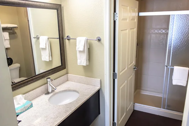 جناح بسرير كينج بغرفة نوم واحدة مع أريكة، Staybridge Suites Minot 6/6