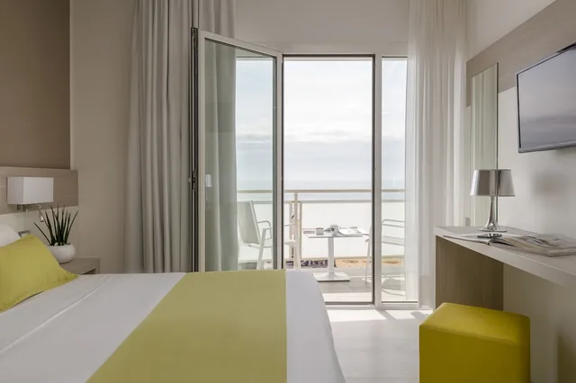 غرفة سوبيريور بسرير كوين بإطلالة على البحر، Hotel Delle Rose 5/7