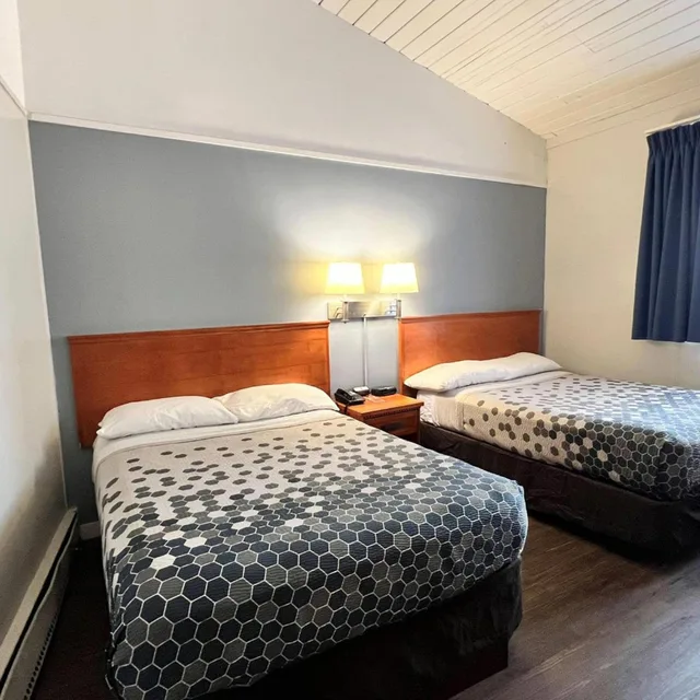 غرفة بسريرين مزدوجين يُسمح فيها بالحيوانات الأليفة، Econo Lodge Calgary Motel Village 6/10