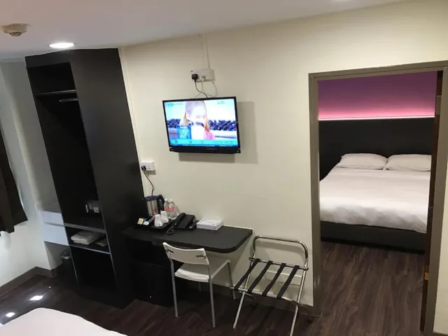 جناح عائلي، A Hotel Desker 1/1