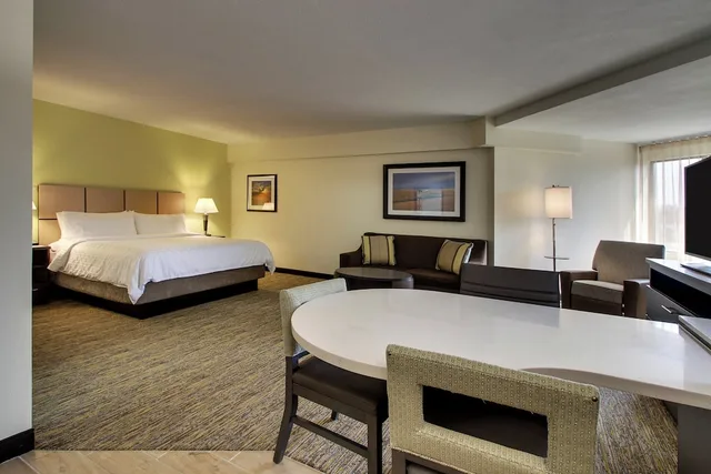 جناح بسرير كينج وسرير كوين بغرفتي نوم مع أريكة لذوي الإعاقة، Candlewood Suites Wichita East An Ihg Hotel 1/6