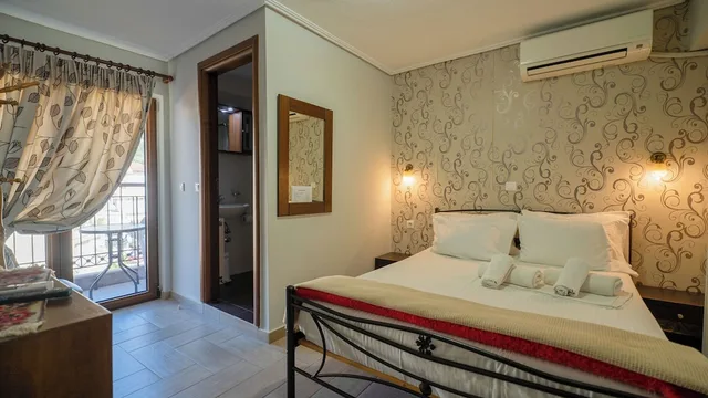 غرفة بسرير مزدوج بإطلالة على الجبل، Toti Boutique Rooms 2/10
