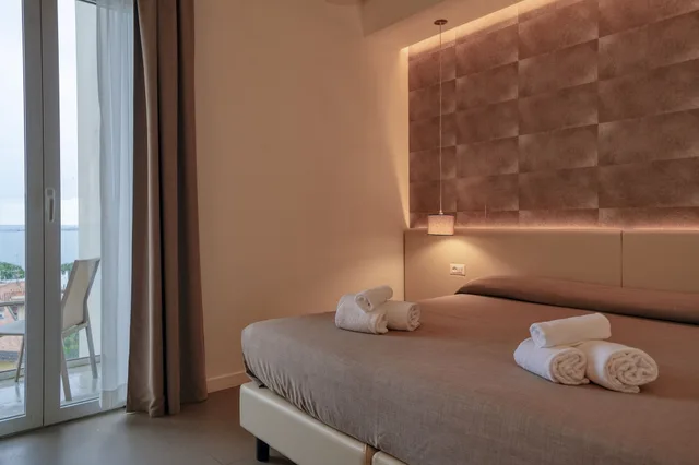 غرفة بسرير مزدوج بإطلالة على البحيرة بشرفة، Hotel Palazzo Del Garda (ex Hotel Armony) 2/5