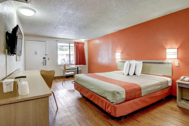 1 King Bed - Non-Smoking, Micfridge، Motel6 Atlanta Airport - Union City 2/5