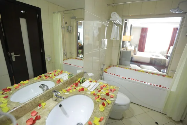 غرفة تنفيذية بسرير كينج بحوض جاكوزي، Saro-Maria Hotel 6/6