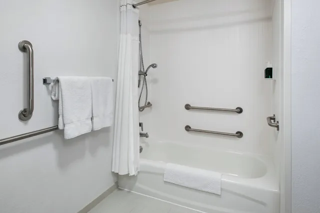 غرفة بسرير كينج مع أريكة، Courtyard By Marriott Rockville 2/2